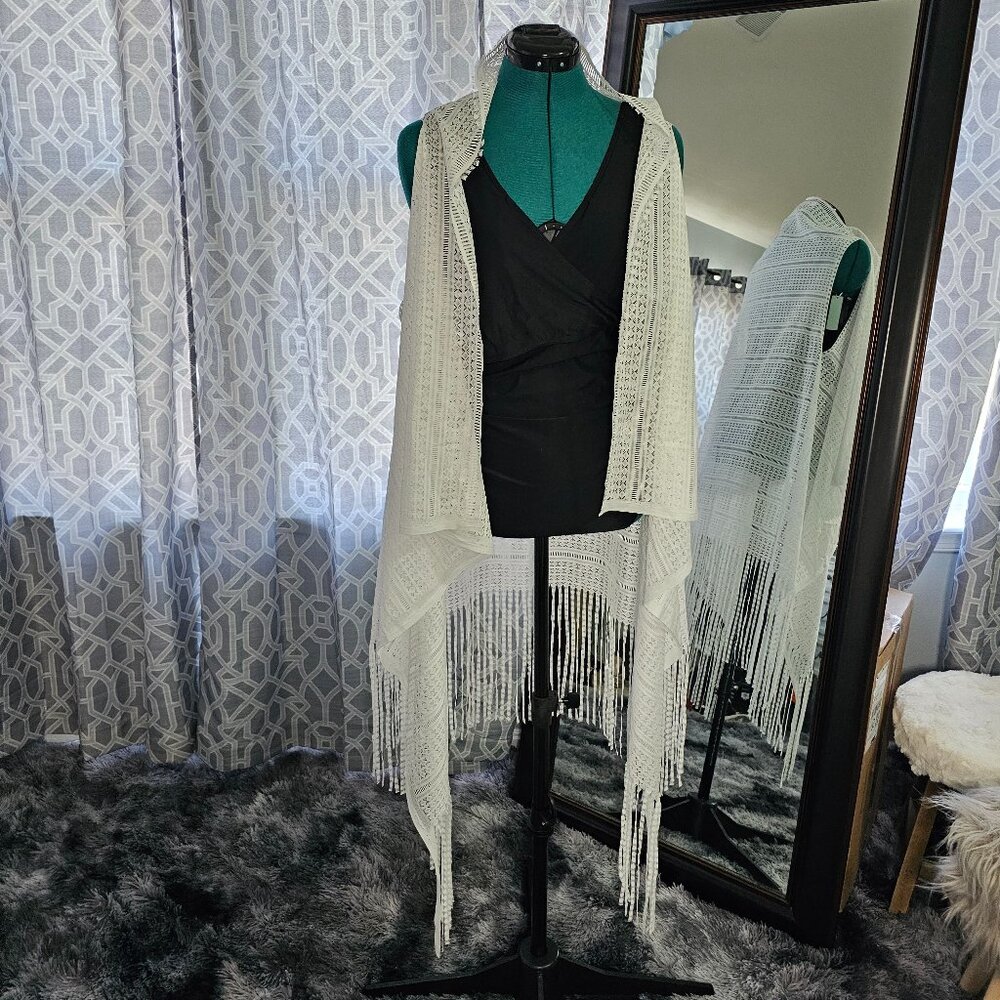 Ana & Rose White Crochet Fringe Cover‑Up / Shawl – One Size Plus - NWOT